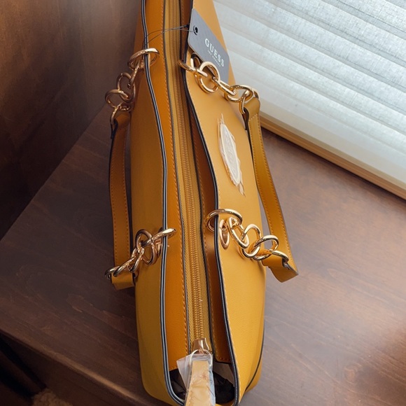 Guess tote - Picture 4 of 5